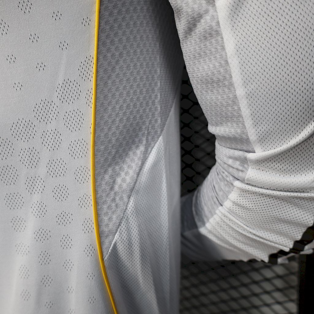 Real Madrid Manga Larga Local 2025/26 Versión Jugador