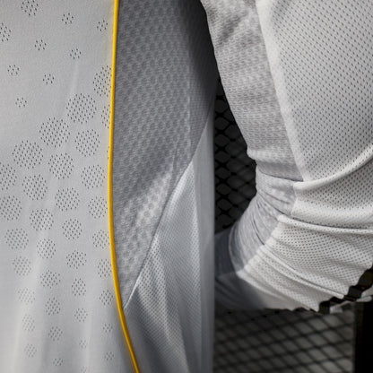 Real Madrid Manga Larga Local 2025/26 Versión Jugador